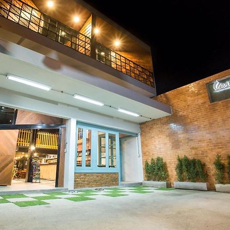 Vestique Hostel Chiang Mai Bagian luar foto